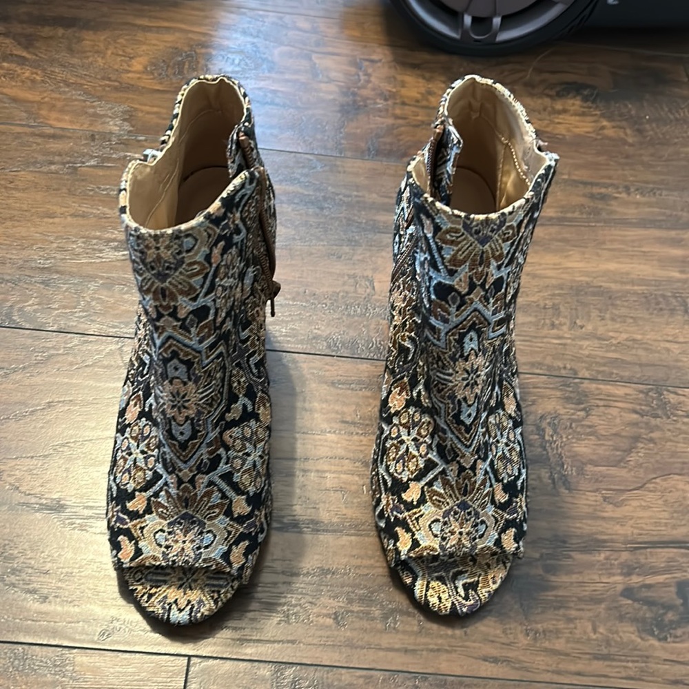 Candies open toe boot size 7.5 black and it’s floral print